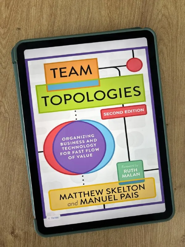 Обложка книги Team Topologies, 2nd Edition на экране планшета